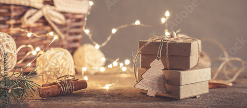 Zdjęcie: Christmas and zero waste, eco friendly packaging gifts in kraft paper on a wooden table, eco christmas holiday concept, eco decor banner Christmas and zero waste, eco friendly packaging gifts in kraft paper on a wooden table, eco christmas holiday concept, eco decor banner
