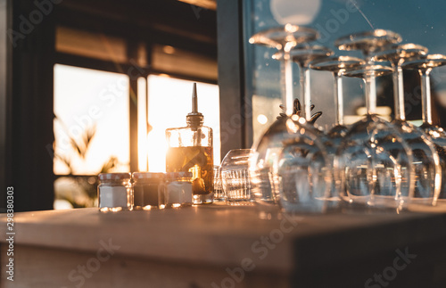 Fotomural Ustensiles de service en restaurants (verres, huiles, couverts)