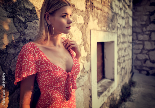 Fotomural Beautiful woman with blue dress smiling to the camera