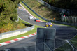 Rennfahrzeuge bei Langstreckenrennen auf der Nordschleife des Nürburgrings - Stockfoto