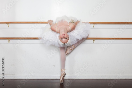 Teenage Ballerina In Tutu At The Barre Kaufen Sie Dieses Foto Und Finden Sie Ahnliche Bilder Auf Adobe Stock Adobe Stock