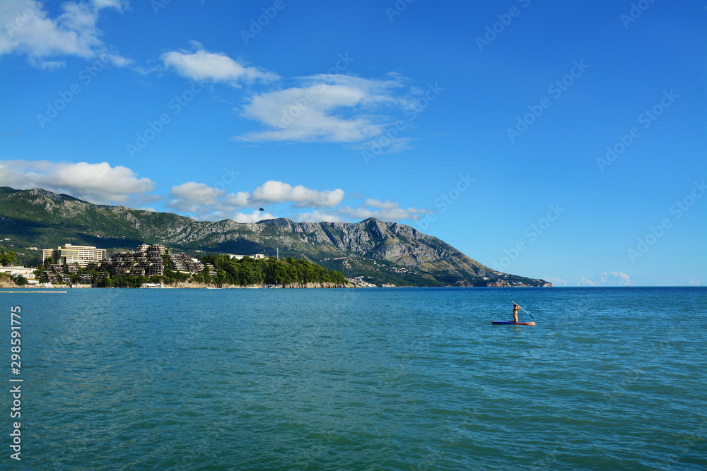 morze Adriatyckie, plaża i góry, Czarnogóra, surfer - obrazy, fototapety, plakaty 