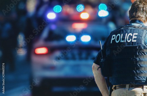 Cuadros en Lienzo Manhattan 2019. Behind the police with gun belt