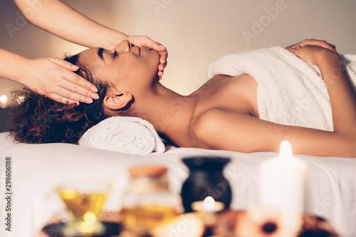Fotomural Relaxed lady enjoying aroma therapy in spa salon
