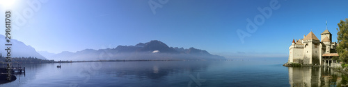 Fotografía Panoramic view of Chillon castle next to Montreux with fog over the lake in sunn