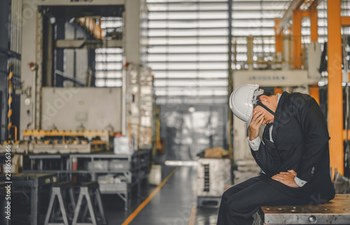 Fotografía Entrepreneur feel Stressful depressed situation in factory