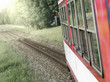 Ansicht aus einem fahrenden Zug einer Schmalspurbahn