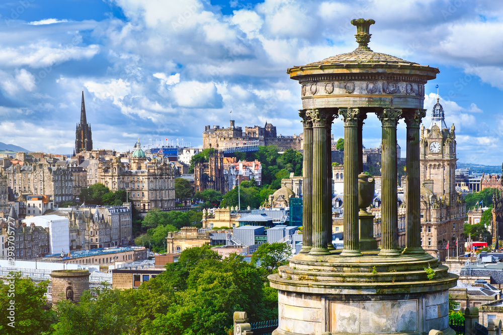 The city of Edinburgh in Scotland on a summer day - obrazy, fototapety, plakaty 
