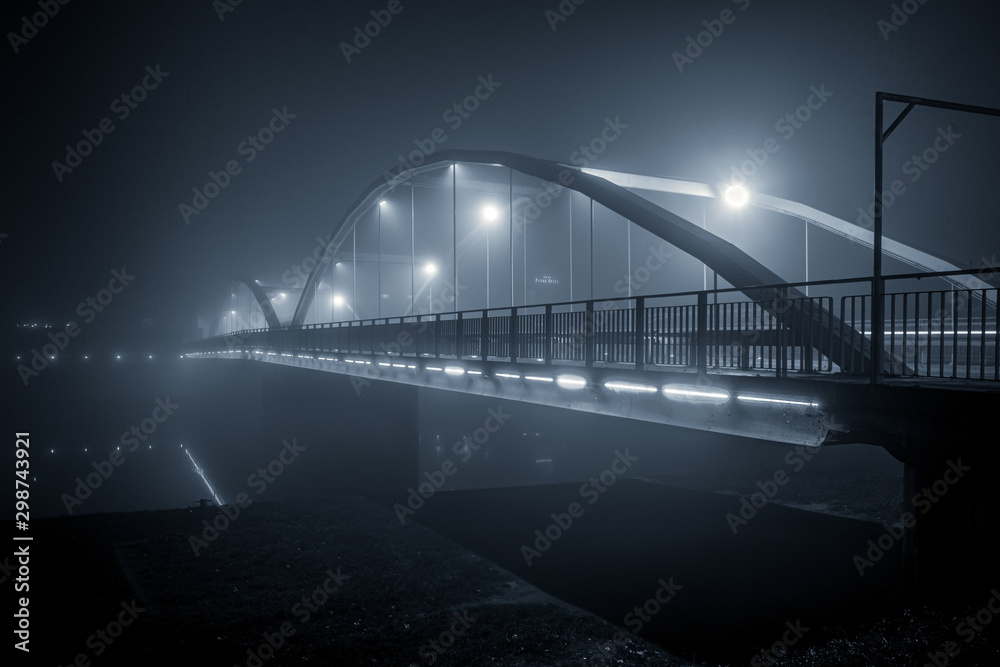 łuki nowoczesnego mostu we mgle w nocy - obrazy, fototapety, plakaty 