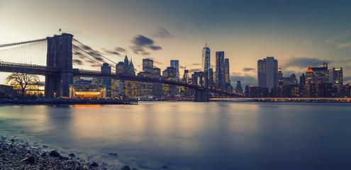 Fototapete - Brooklyn bridge East river and Manhattan after sunset, New York City