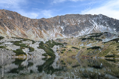 Fototapeta Dolina Pięciu Stawów  piekne-jezioro-w-gorach-tatrzanski-park-narodowy