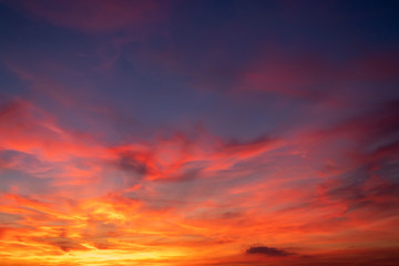 cielo de colores rojos azules y morados en un atardecer