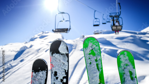 Fototapety Sporty Zimowe  wyciag-narciarski-w-dolomitach-narty-w-powietrzu-w-zimowy-dzien-lokalizacja-cinque-torri