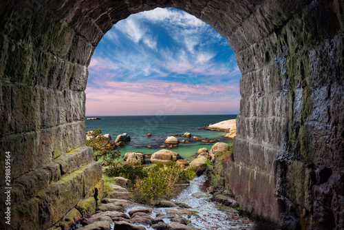 Cuadros en Lienzo Boulders beach through a stone tunnel Cape Town