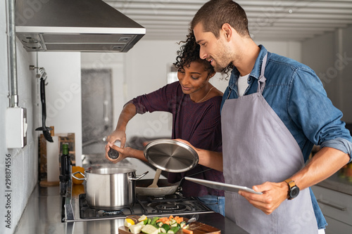 Photographie Woman adding salt in pot while cooking