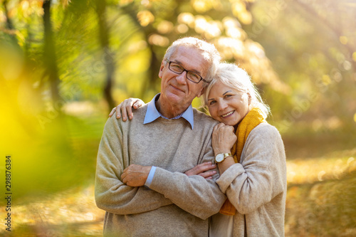 Cuadros en Lienzo Happy senior couple in autumn park