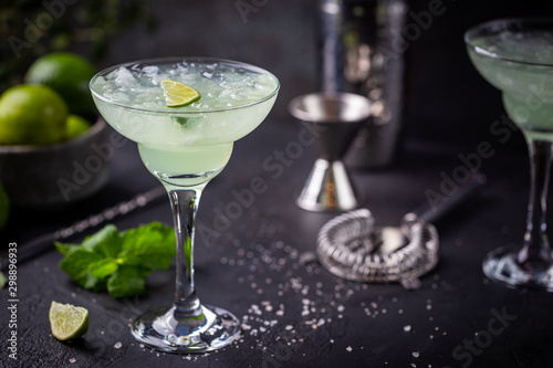 Fotomural margarita cocktail with lime in a glass on dark background