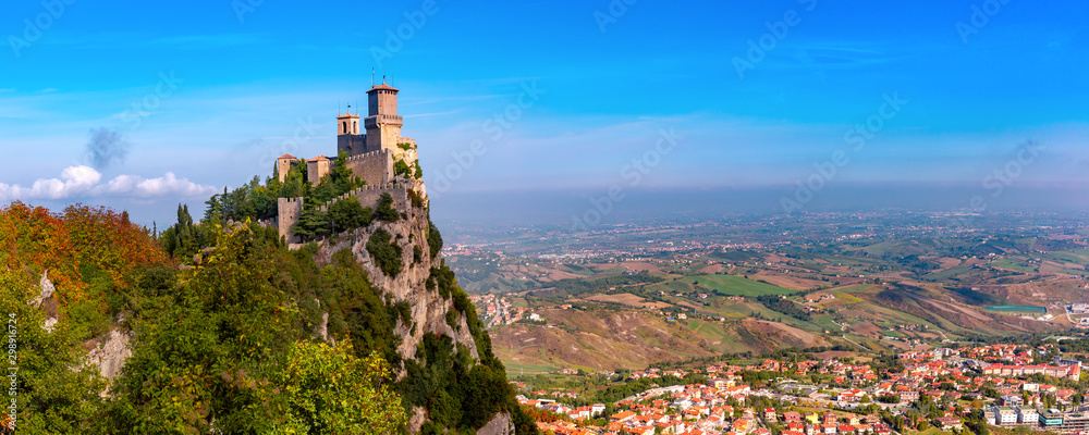 Obraz na płótnie Panorama of First tower Guaita fortress in the city of San Marino of the Republic of San Marino and italian hills in sunny day w salonie