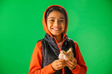 NIÑO COMIENDO PAN DE MUERTO