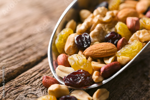 Fotografía Healthy trail mix snack made of nuts (walnut, almond, peanut) and dried fruits (