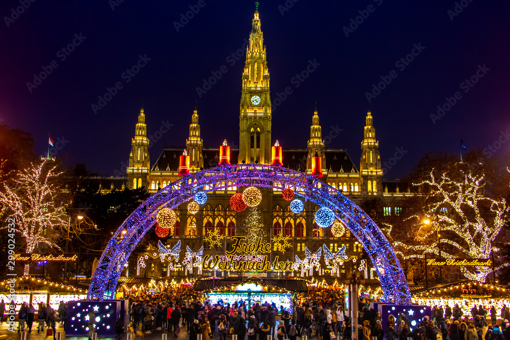 Obraz na płótnie The Illuminating gate in front of the Christmas market by City hall -  Rathaus in night Vienna, Austria. w salonie
