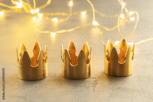 Cuadros en Lienzo Three gold crowns, symbol of Tres Reyes Magos ( Three Wise Men) who come bringing gifts for the kids on Epiphany or Dia de Reyes Magos
