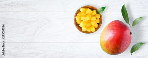 Fotomural Fresh mango exotic health product with leaf on white background