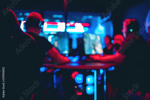 Cuadros en Lienzo Blurred background professional team group gamer playing tournaments online game