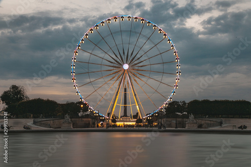 Fotografía Gran rueda con luces un atardecer en Paris