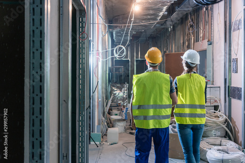 Fotomural Builder and construction worker inspecting the site