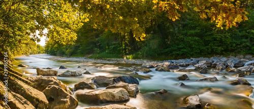 Cuadros en Lienzo Herbstpanorama am Fluss mit goldenen Sonnenstrahlen