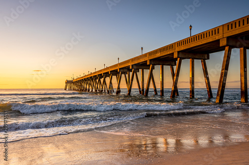 Fototapeta na drzwi i meble Johnnie Mercers Połów Molo o wschodzie słońca w Wrightsville Beach na wschód od Wilmington, Karolina Północna, Stany Zjednoczone.