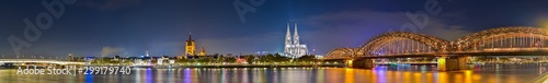 Fotografía Panorama of cologne with the Hohenzollern Bridge over the Rhine River and Cologn