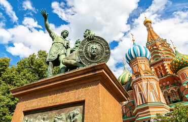 Canvas Print - Monument to Minin and Pozharsky (1818) next the Cathedral of Vasily Blessed