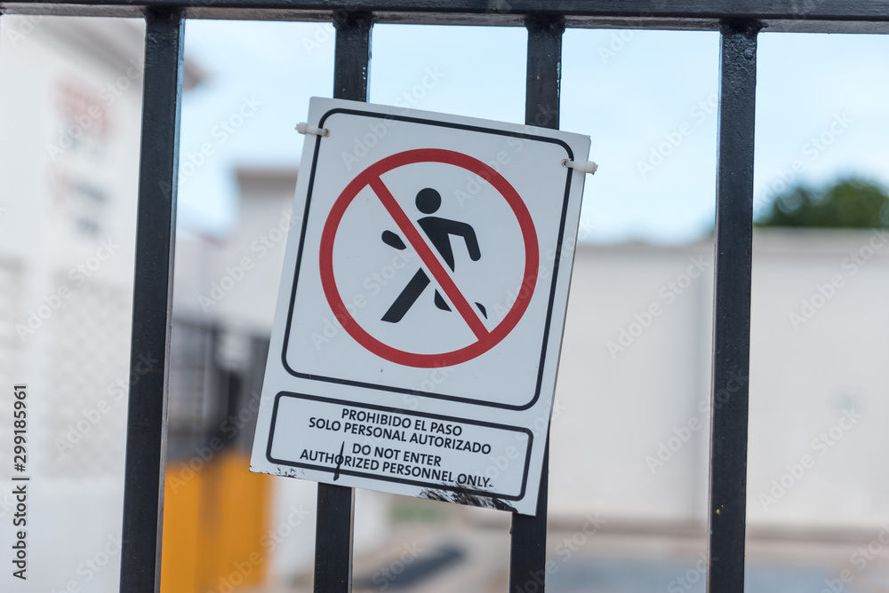 Foto de Stock Bilingual Sign in Spanish and English - Prohibido El Paso ...