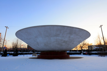 Canvas Print - Large bowl of architectural landscapes in the park