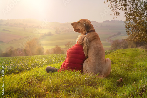Photographie Beste Freunde - ein Kind lehnt sich an seinen Hund, einen Broholmer, an und beid