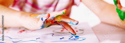 Fotografía Close up young girl painting with colorful hands