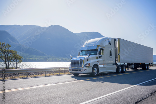 Cuadros en Lienzo Big rig semi truck with chrome accessories transporting frozen cargo in refriger