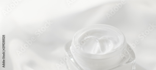 Cuadros en Lienzo Face cream moisturizer jar on silk background, moisturizing skin care lotion and