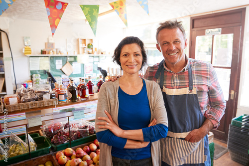 Fotomural Portrait Of Mature Couple Running Organic Farm Shop Together