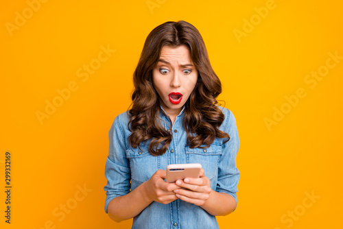 Fotografía Photo of curly wavy cute brunette nice charming casual girl having seen disappoi