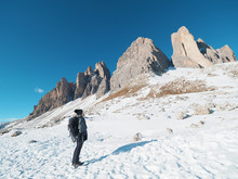 Winterwandern In Südtirol - Frau Vor Den Drei Zinnen