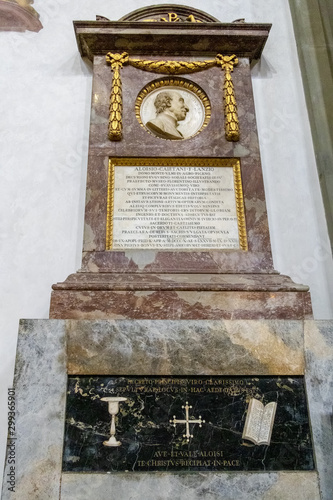 Photographie FLORENCE, TUSCANY/ITALY - OCTOBER 19 : Monument to Luigi Lanzi in Santa Croce Ch