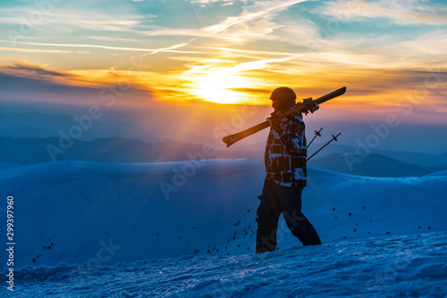 Cuadros en Lienzo skier with ski is walking on sunset