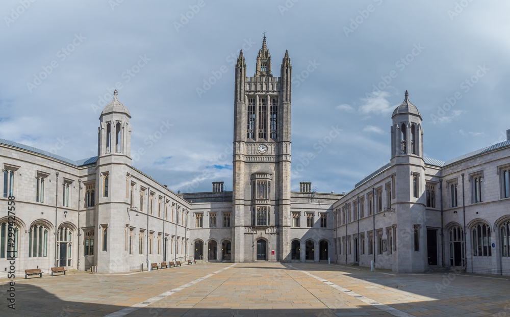 Aberdeen / Szkocja - 29 sierpień 2019: Marischal College w Aberdeen  - obrazy, fototapety, plakaty 
