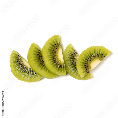 Fototapeta kiwi  obrane-owoce-kiwi-plasterki-na-bialym-tle-zblizenie-na-bialym-tle-pol-plasterka-kiwi-kiwi