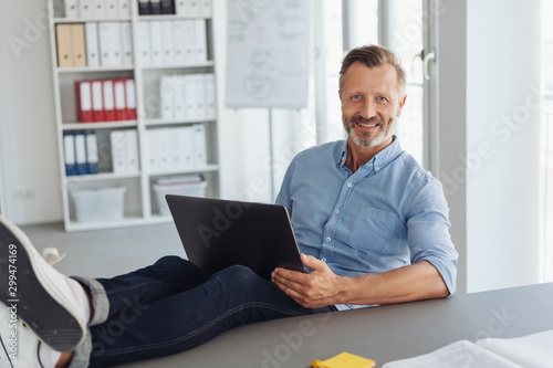 Fotografía Smiling modern confident casual businessman