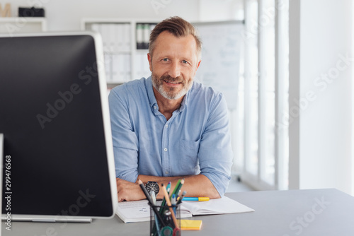Fotomural Attentive serious businessman staring at camera