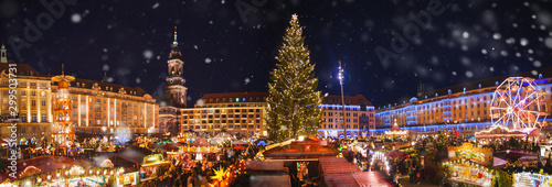 Fotomural Panorama of dresdener christmas market in the snow